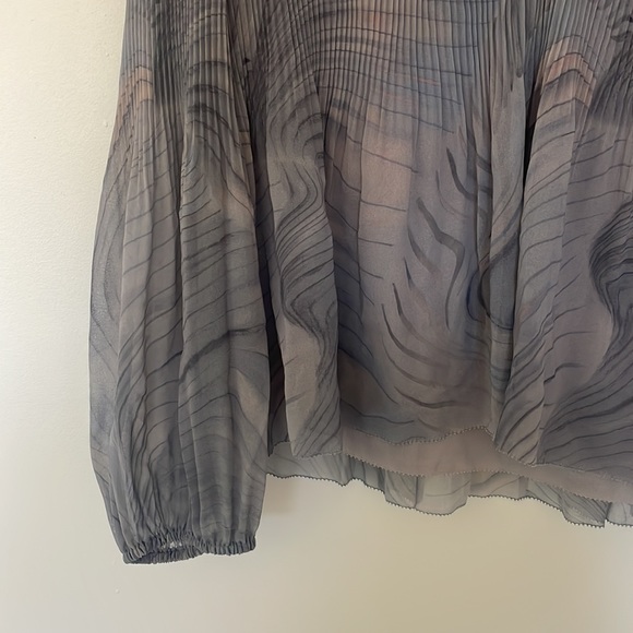 Aritzia Wilfred Daydreamer V-Neck Blouse Dusky Granite Blue size Small NWT - Picture 4 of 7